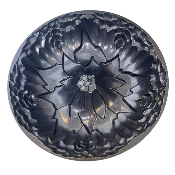 Nordic Ware Cast Aluminum Flower Bundt Pan 10 Cup Capacity Nonstick Black Finish - Picture 1 of 11